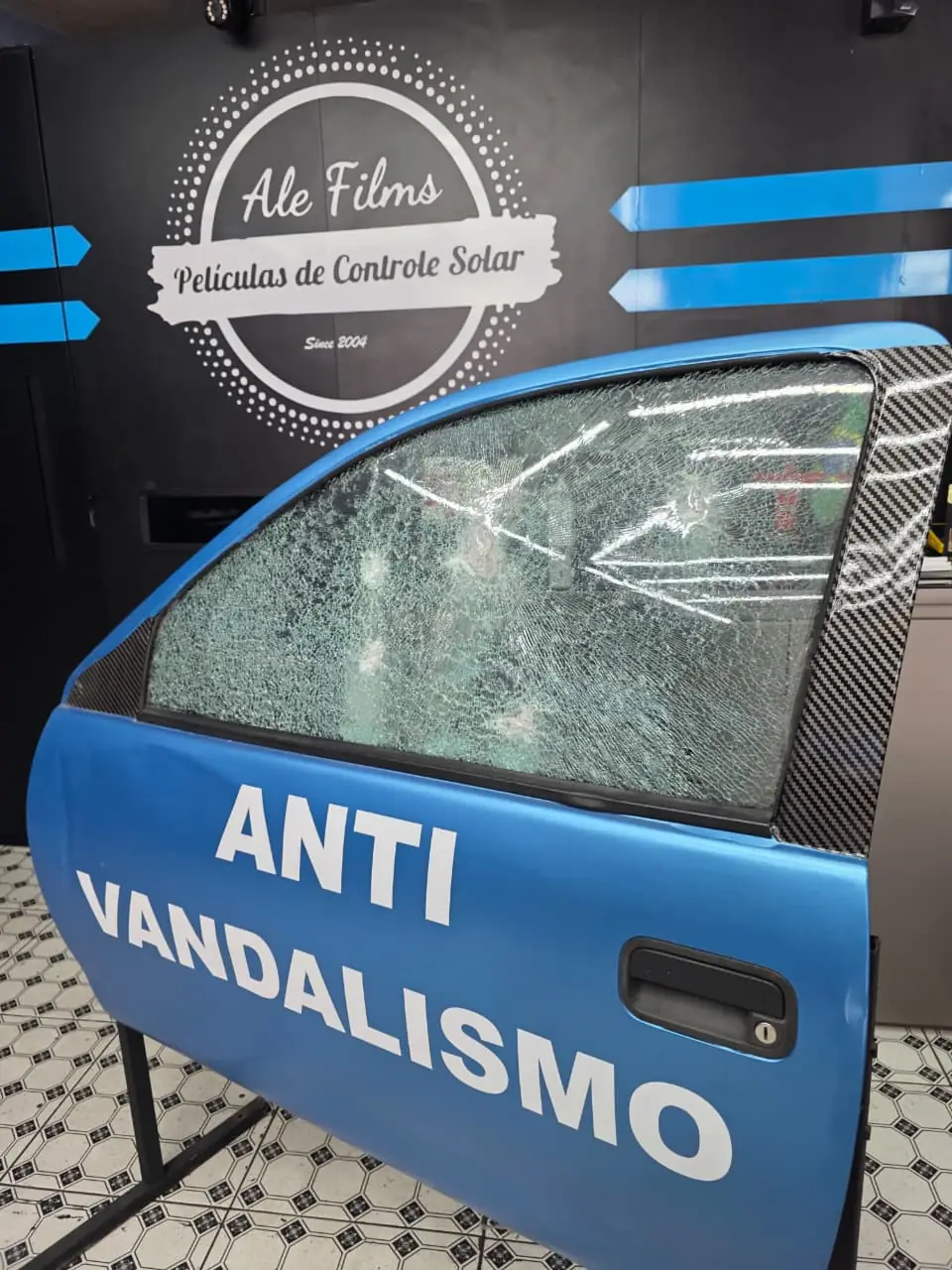 Vidro estilhaçado retido pela película anti vandalismo, demonstração na loja AleFilms