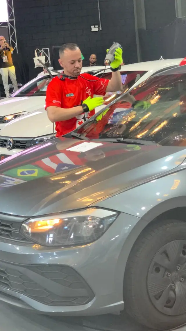 Instalador da AleFilms aplicando película automotiva durante competição na CLAP Rio 2025