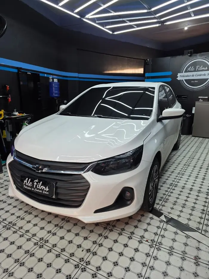 Insulfilm automotivo instalado em veículo na loja AleFilms