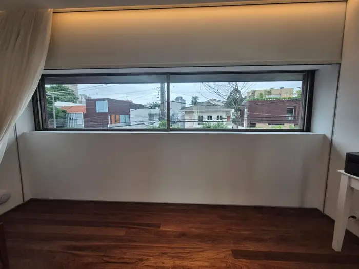 Janela residencial com película de redução de calor instalada