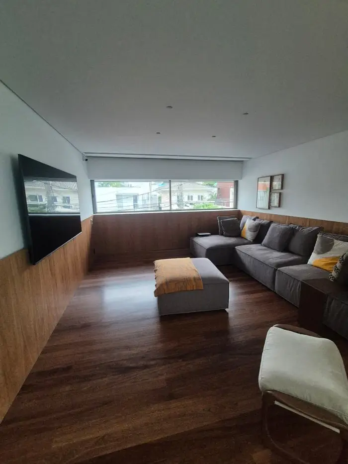 Insulfilm residencial instalado em janela de sala de estar