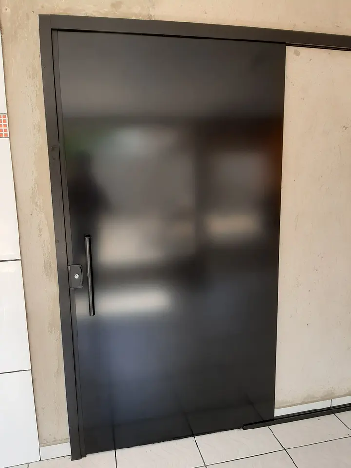 Porta de correr de vidro com película blackout