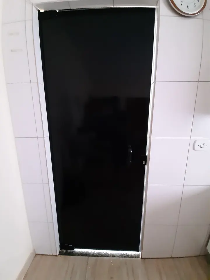 Porta de vidro com película blackout preta