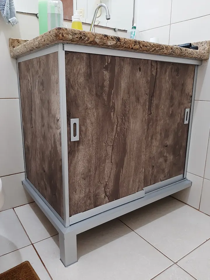 Gabinete com película decorativa padrão madeira