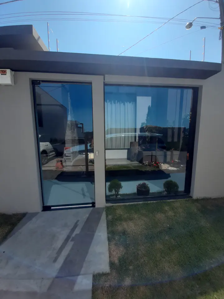 Portas de vidro com película espelhada
