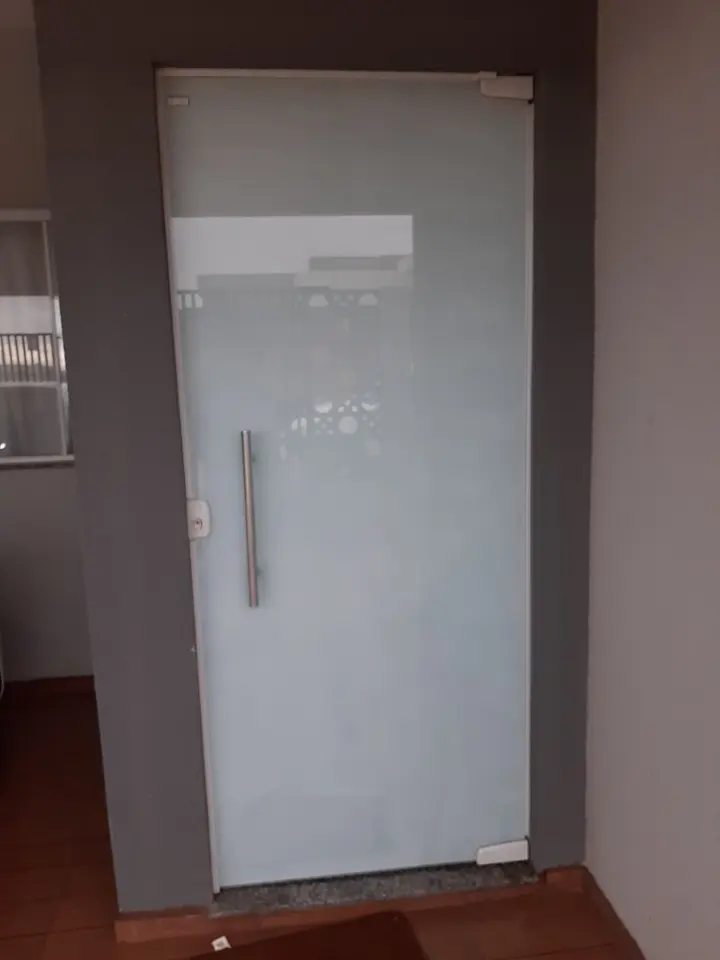 Porta de vidro com película branca jateada