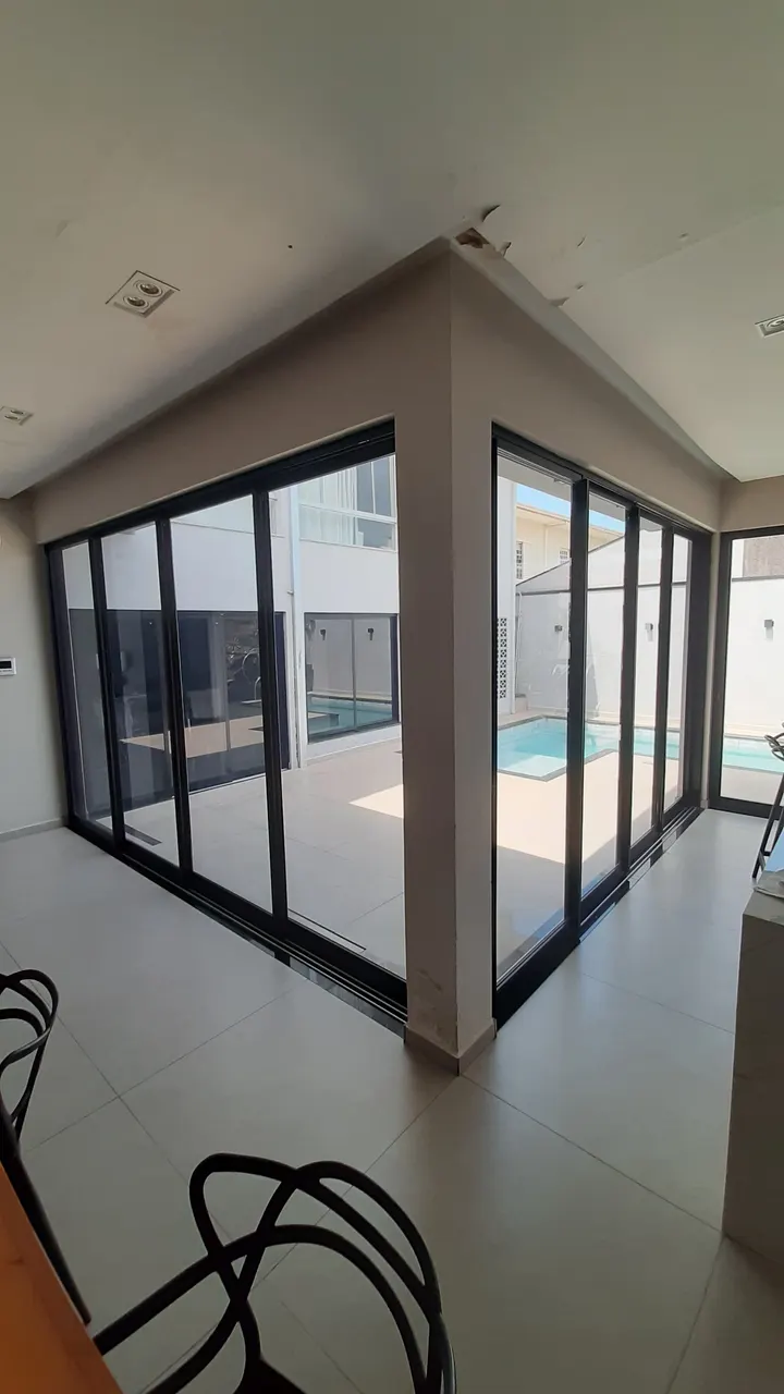 Sala com portas de vidro com película nano cerâmica