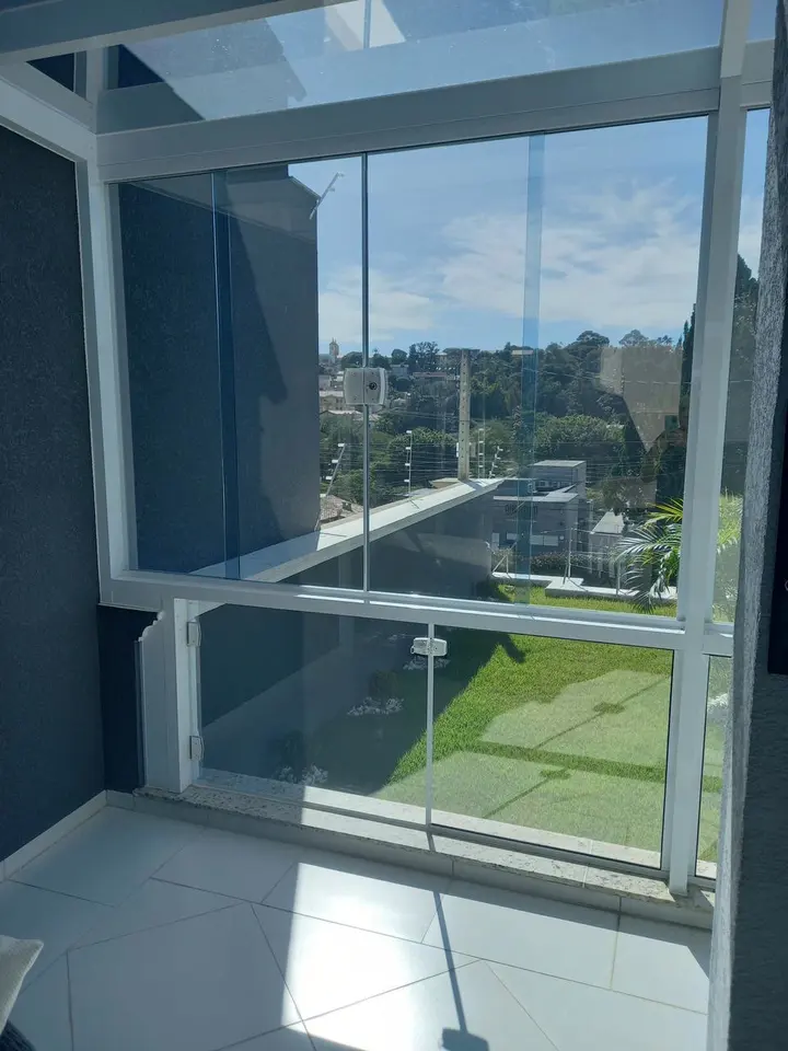 Varanda envidraçada com película de redução de calor vista de dentro