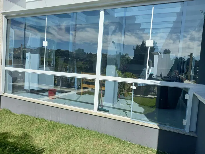 Varanda envidraçada com película de redução de calor