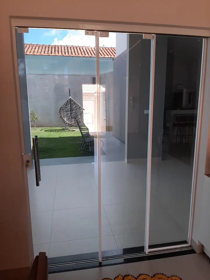 Porta de vidro para o quintal com película
