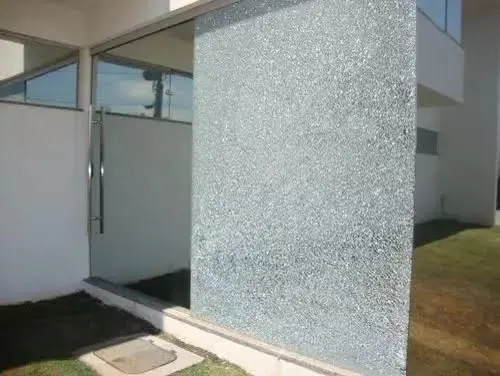 Vidro quebrado preso pela película de segurança