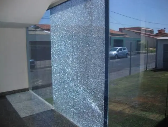 Vidro trincado mantido inteiro pela película de segurança