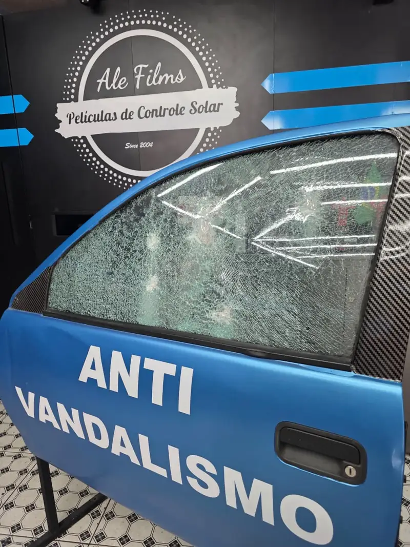 Demonstração real na loja AleFilms: vidro estilhaçado retido pela película de segurança anti-vandalismo